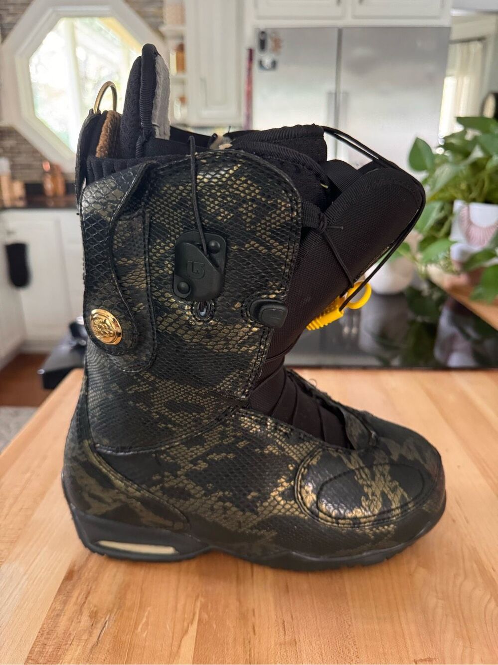 B by Burton Modern Women’s Snow Boots. Size 6. Black/gold.